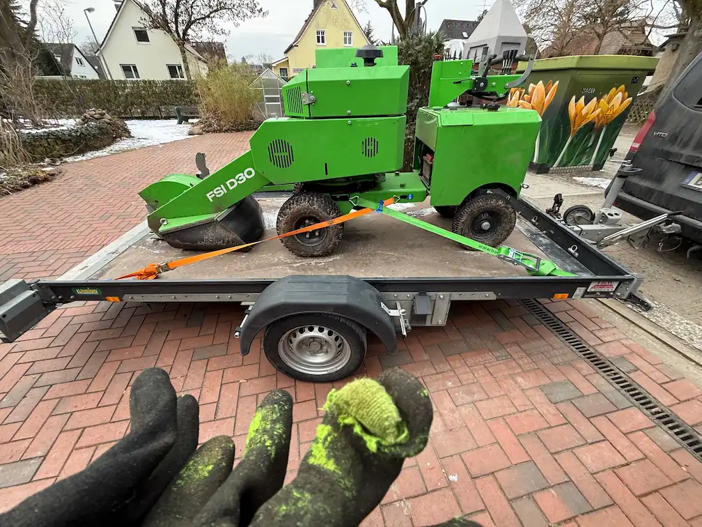 Baumstumpffräse im Einsatz für Stubbenfräsarbeiten Baumstumpffräse auf einem Anhänger auf dem Weg zum Kunden für Stubbenfräsarbeiten